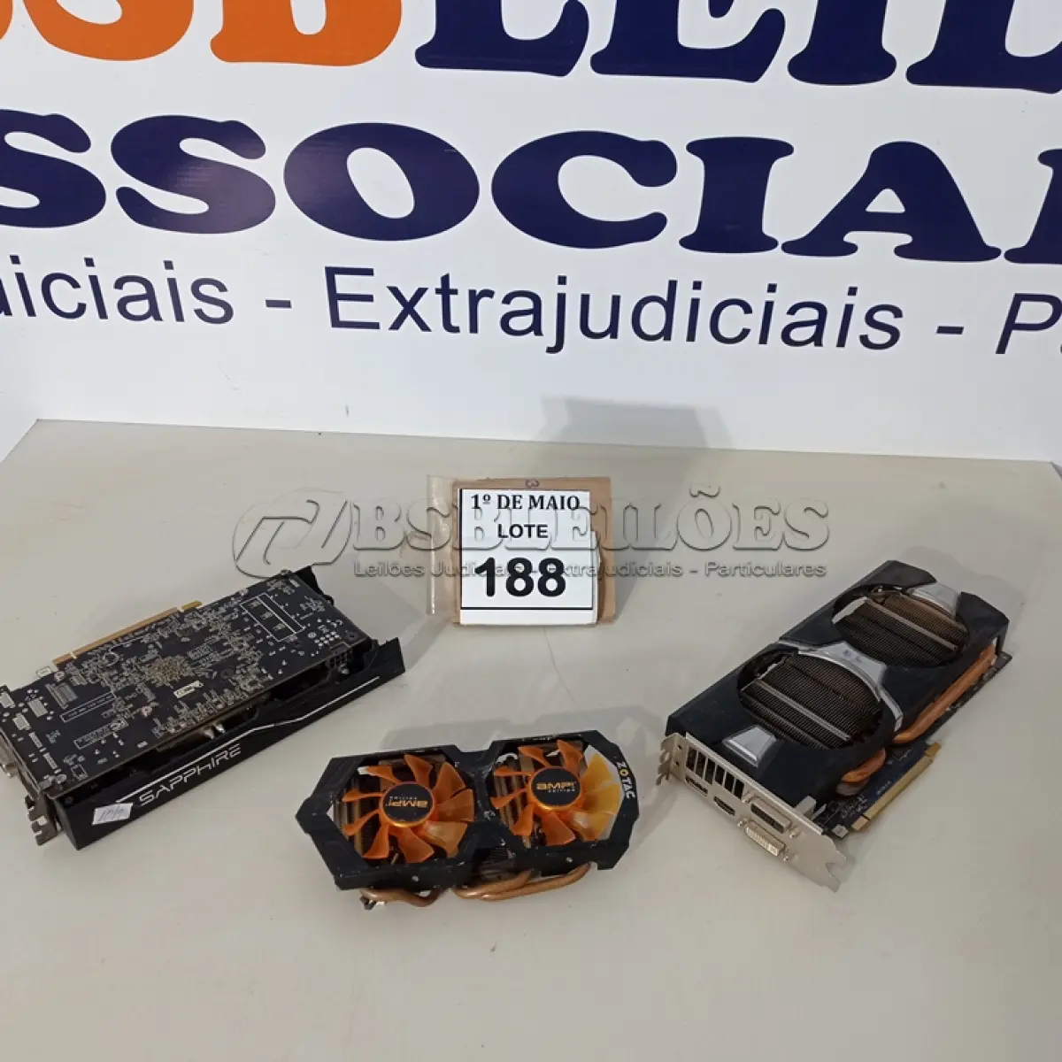 LOTE 188 - 03 PLACAS DE VÍDEO. (NO ESTADO) ATENÇÃO! FAZER A VISITAÇÃO ANTES DE ARREMATAR, NÃO SABEMOS SE FUNCIONA. LEILÃO NÃO TEM GARANTIA E NEM DEVOLUÇÃO, SUJEITO A POSSÍVEIS AVARIAS VISÍVEIS/OCULTAS E/OU AUSÊNCIA DE COMPONENTES.