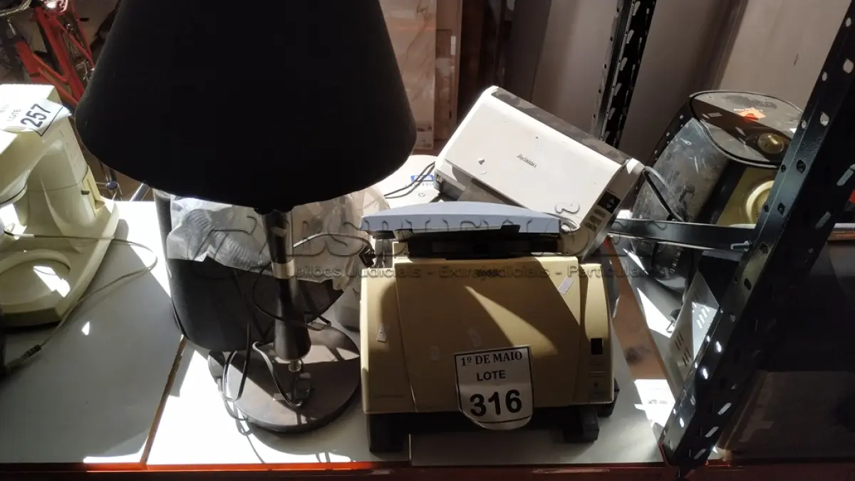 LOTE 316 - 03 SCANNER’S MARCAS E MODELOS DIVERSOS E 02 ABAJURES. (NO ESTADO) ATENÇÃO! FAZER A VISITAÇÃO ANTES DE ARREMATAR, NÃO SABEMOS SE FUNCIONA. LEILÃO NÃO TEM GARANTIA E NEM DEVOLUÇÃO, SUJEITO A POSSÍVEIS AVARIAS VISÍVEIS/OCULTAS E/OU AUSÊNCIA DE COMPONENTES.