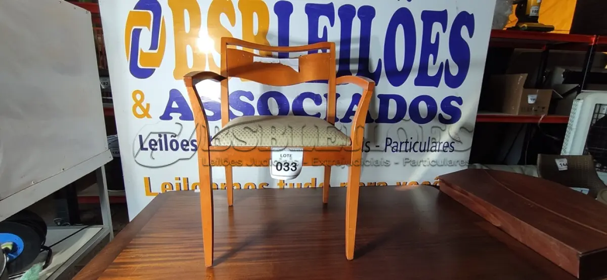 LOTE 033 - 01 CADEIRA EM MADEIRA CLARA. (NO ESTADO EM QUE SE ENCONTRA. SUJEITO A AVARIAS OCULTAS/VISÍVEIS.)