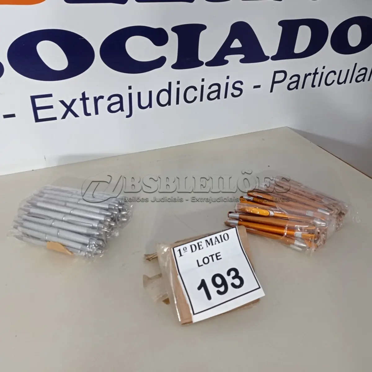 LOTE 193 - 100 CANETAS PARA BRINDE. (NO ESTADO) ATENÇÃO! FAZER A VISITAÇÃO ANTES DE ARREMATAR, NÃO SABEMOS SE FUNCIONA. LEILÃO NÃO TEM GARANTIA E NEM DEVOLUÇÃO, SUJEITO A POSSÍVEIS AVARIAS VISÍVEIS/OCULTAS E/OU AUSÊNCIA DE COMPONENTES.