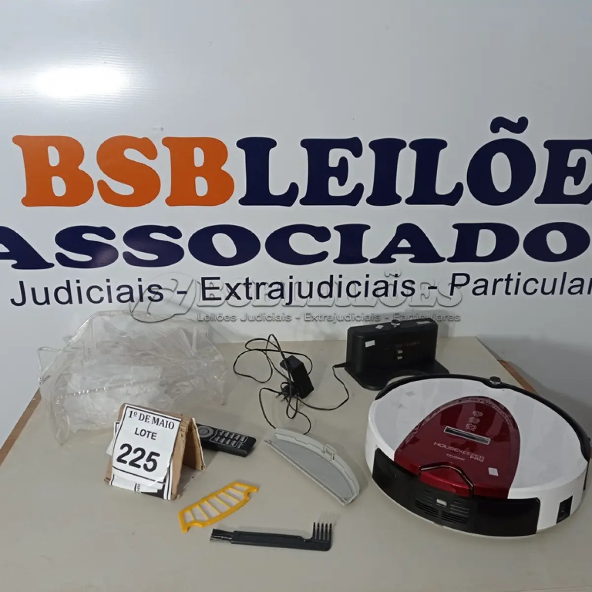 LOTE 225 - 01 ASPIRADOR ROBÔ MODELO A330 HOUSEKEEPPER PRO POLISHOP. (NO ESTADO) ATENÇÃO! FAZER A VISITAÇÃO ANTES DE ARREMATAR, NÃO SABEMOS SE FUNCIONA. LEILÃO NÃO TEM GARANTIA E NEM DEVOLUÇÃO, SUJEITO A POSSÍVEIS AVARIAS VISÍVEIS/OCULTAS E/OU AUSÊNCIA DE COMPONENTES.
