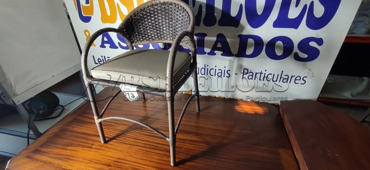 LOTE 013 - 01 CADEIRA DE JARDIM.  (NO ESTADO EM QUE SE ENCONTRA. SUJEITO A AVARIAS OCULTAS/VISÍVEIS.)  AV9974V