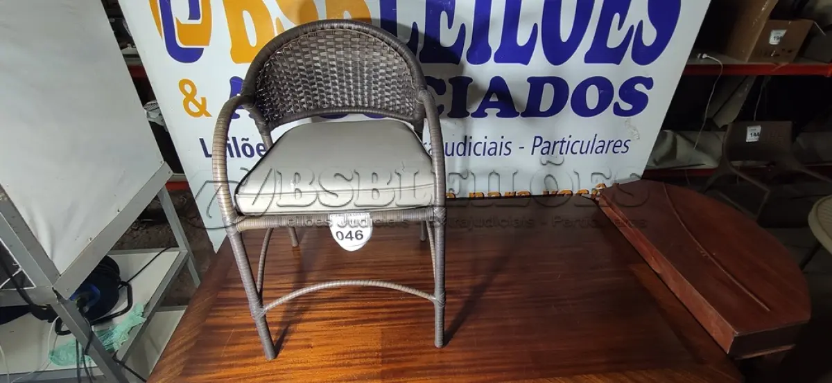 LOTE 046 - 01 CADEIRA JARDIM.  (NO ESTADO EM QUE SE ENCONTRA. SUJEITO A AVARIAS OCULTAS/VISÍVEIS.)  AV9974N