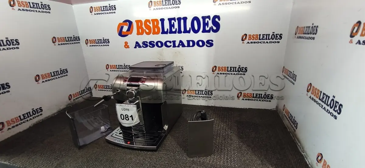 LOTE 081 - 01 CAFETEIRA (COFFEE MAKER). (NO ESTADO EM QUE SE ENCONTRA. SUJEITO A AVARIAS OCULTAS/VISÍVEIS.) AV9685F