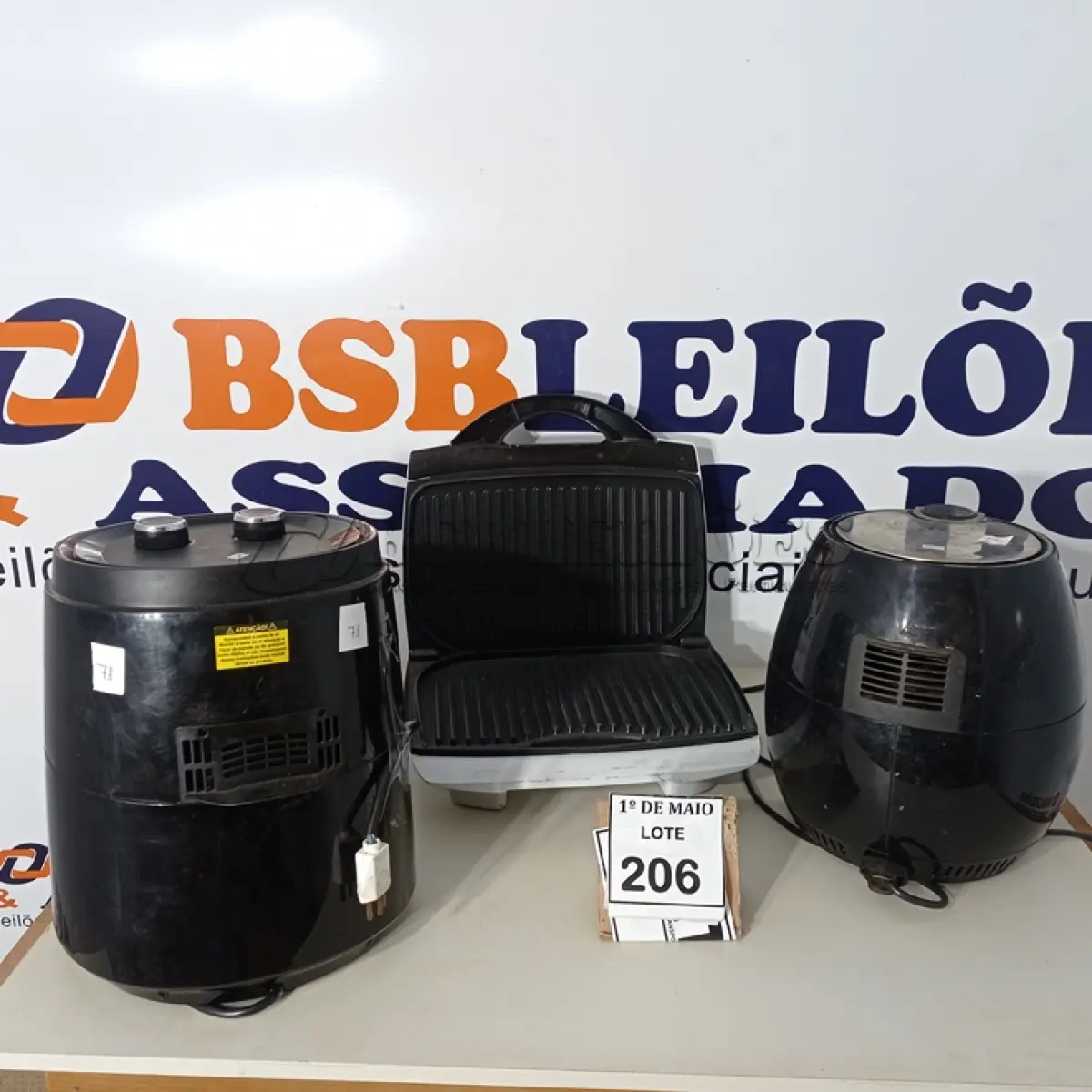 LOTE 206 - 02 AIR FRYER, SENDO 01 110V E 01 GRILL MARCA BRITÂNIA 220V. (NO ESTADO) ATENÇÃO! FAZER A VISITAÇÃO ANTES DE ARREMATAR, NÃO SABEMOS SE FUNCIONA. LEILÃO NÃO TEM GARANTIA E NEM DEVOLUÇÃO, SUJEITO A POSSÍVEIS AVARIAS VISÍVEIS/OCULTAS E/OU AUSÊNCIA DE COMPONENTES.