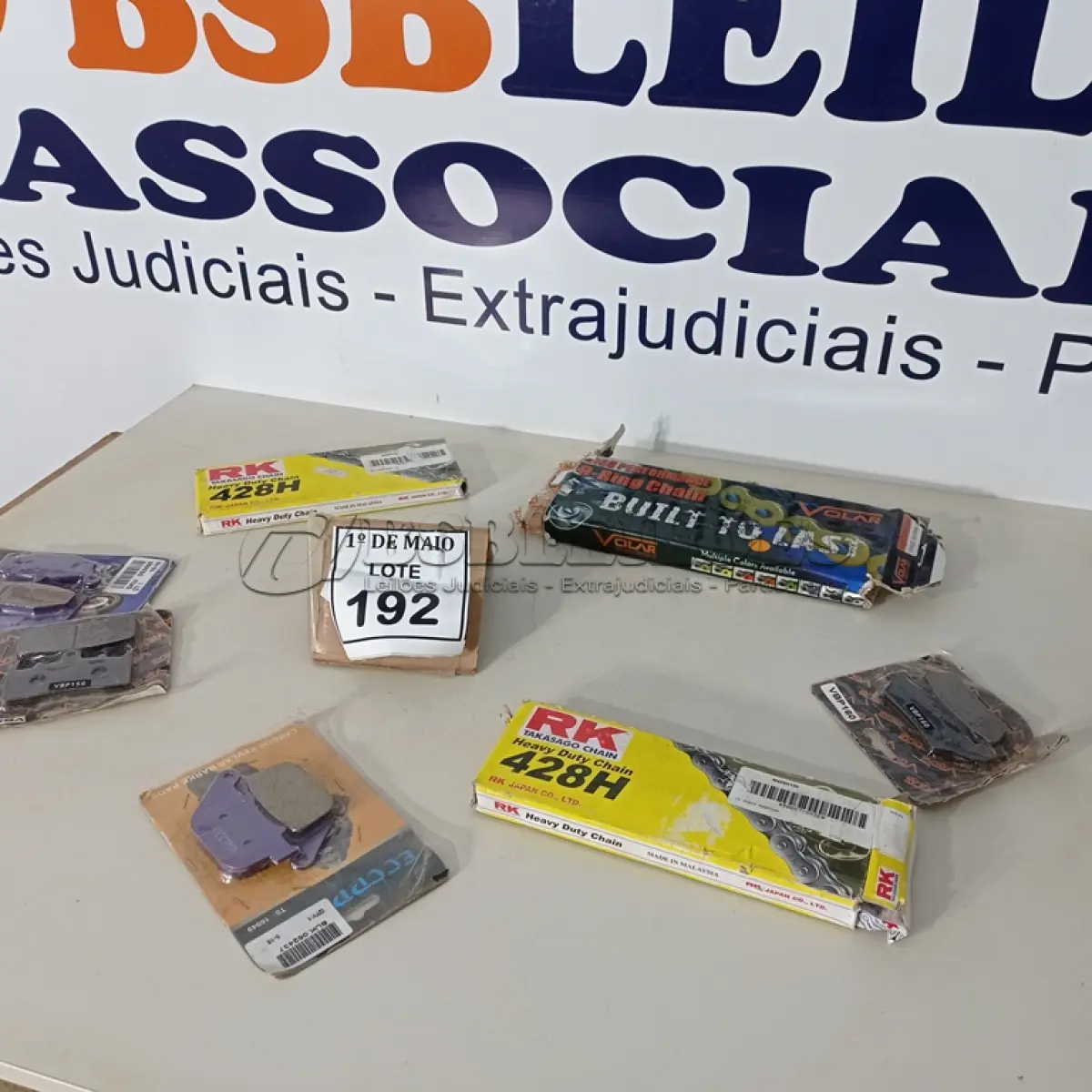 LOTE 192 - 01 LOTE COM JOGOS DE PASTILHA DE FREIO DIVERSAS E 02 CORRENTES DE MOTO YAMAHA FAZER 2008. (NO ESTADO) ATENÇÃO! FAZER A VISITAÇÃO ANTES DE ARREMATAR, NÃO SABEMOS SE FUNCIONA. LEILÃO NÃO TEM GARANTIA E NEM DEVOLUÇÃO, SUJEITO A POSSÍVEIS AVARIAS VISÍVEIS/OCULTAS E/OU AUSÊNCIA DE COMPONENTES.