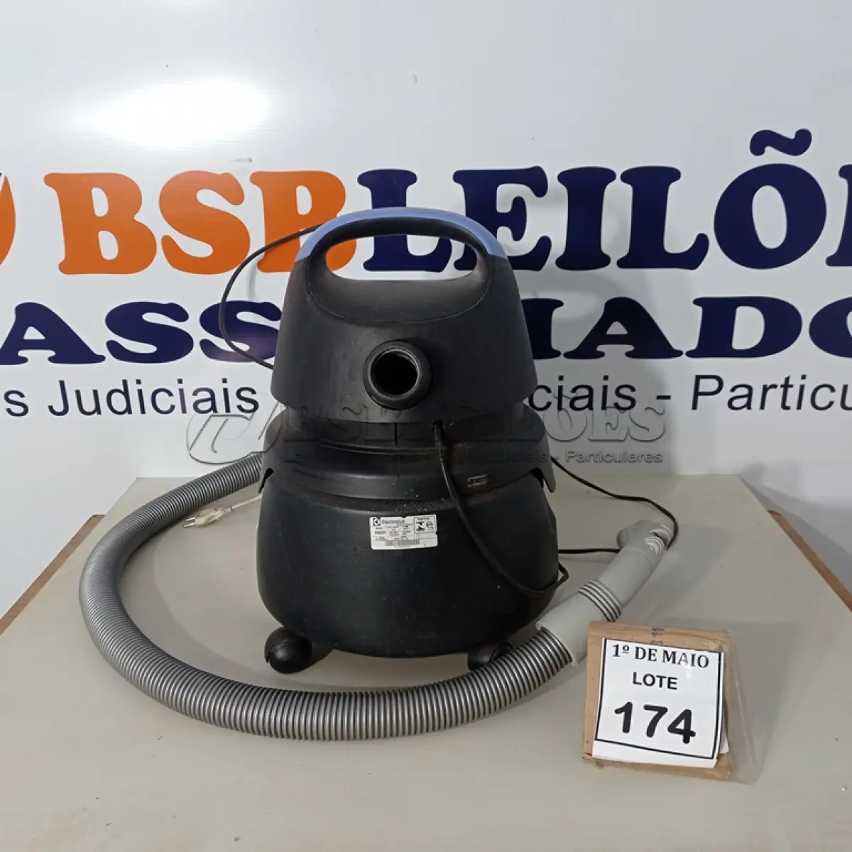 LOTE 174 - 01 ASPIRADOR DE PÓ MARCA ELECTROLUX. (NO ESTADO) ATENÇÃO! FAZER A VISITAÇÃO ANTES DE ARREMATAR, NÃO SABEMOS SE FUNCIONA. LEILÃO NÃO TEM GARANTIA E NEM DEVOLUÇÃO, SUJEITO A POSSÍVEIS AVARIAS VISÍVEIS/OCULTAS E/OU AUSÊNCIA DE COMPONENTES.