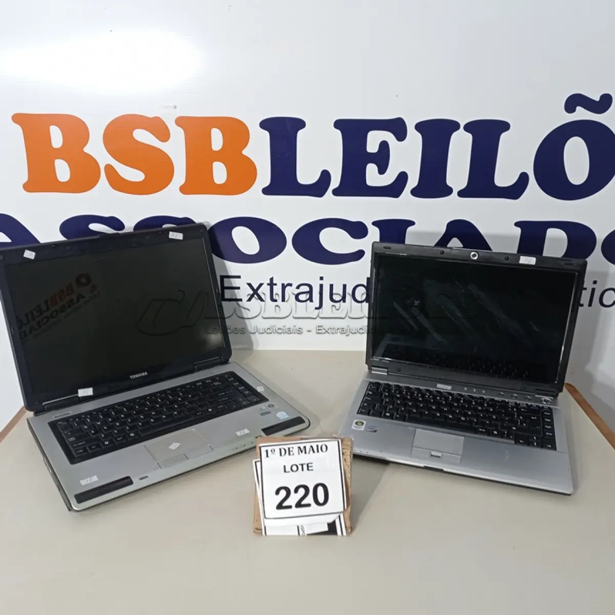 LOTE 220 - 02 NOTEBOOKS COM AVARIAS SEM FONTE, SENDO 01 TOSHIBA E 01 POSITIVO. (NO ESTADO) ATENÇÃO! FAZER A VISITAÇÃO ANTES DE ARREMATAR, NÃO SABEMOS SE FUNCIONA. LEILÃO NÃO TEM GARANTIA E NEM DEVOLUÇÃO, SUJEITO A POSSÍVEIS AVARIAS VISÍVEIS/OCULTAS E/OU AUSÊNCIA DE COMPONENTES.