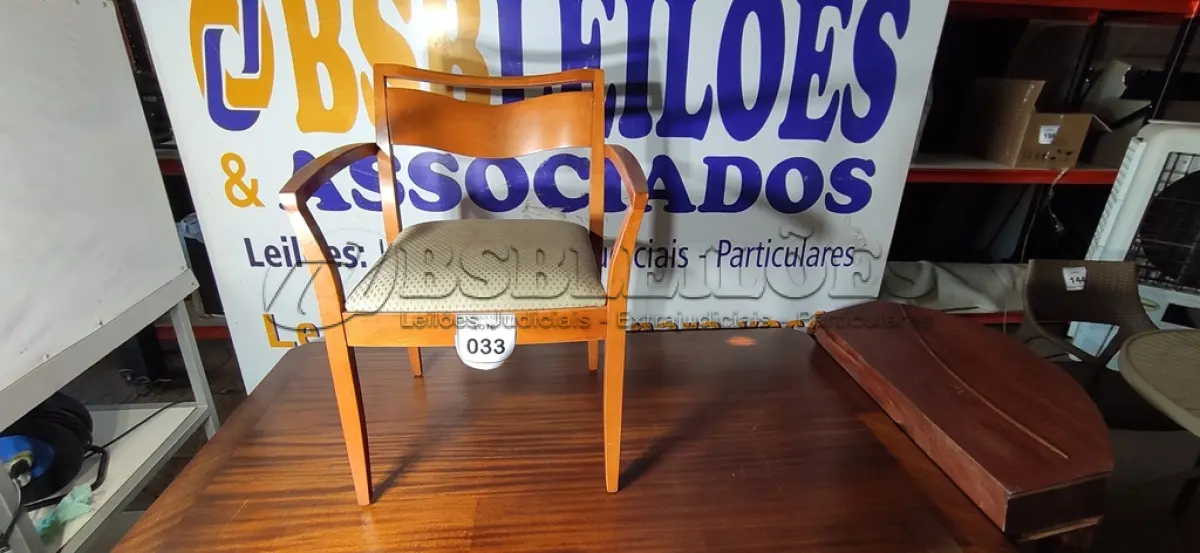 LOTE 033 - 01 CADEIRA EM MADEIRA CLARA. (NO ESTADO EM QUE SE ENCONTRA. SUJEITO A AVARIAS OCULTAS/VISÍVEIS.)