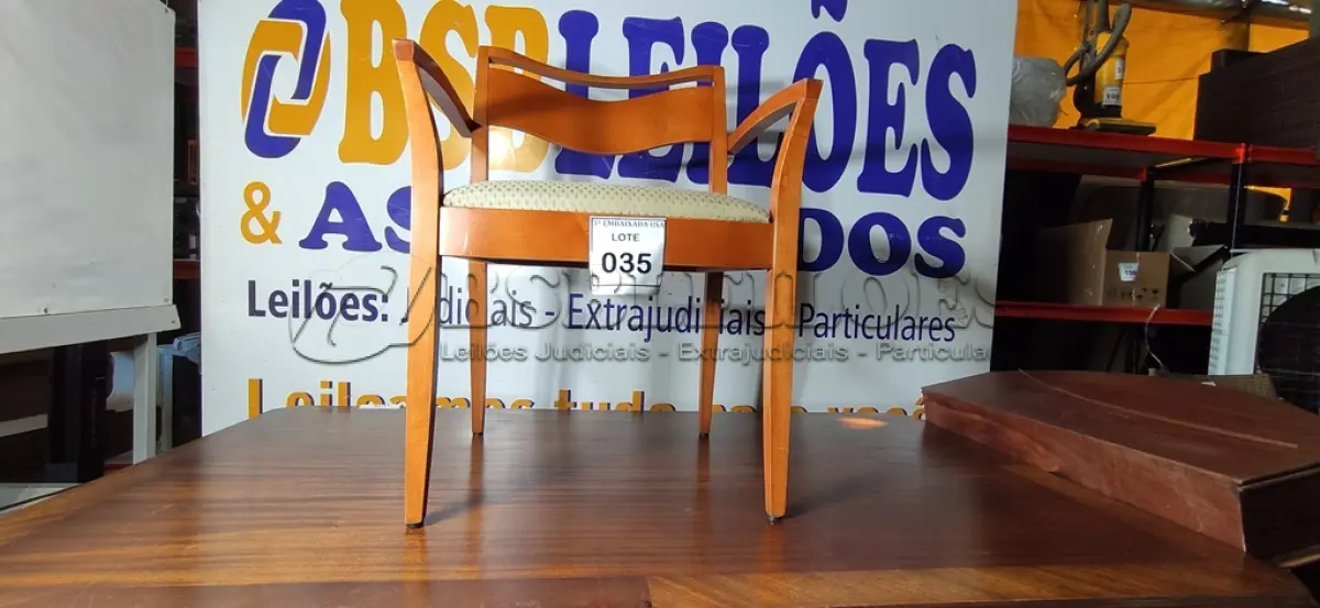 LOTE 035 - 01 CADEIRA EM MADEIRA CLARA. (NO ESTADO EM QUE SE ENCONTRA. SUJEITO A AVARIAS OCULTAS/VISÍVEIS.)