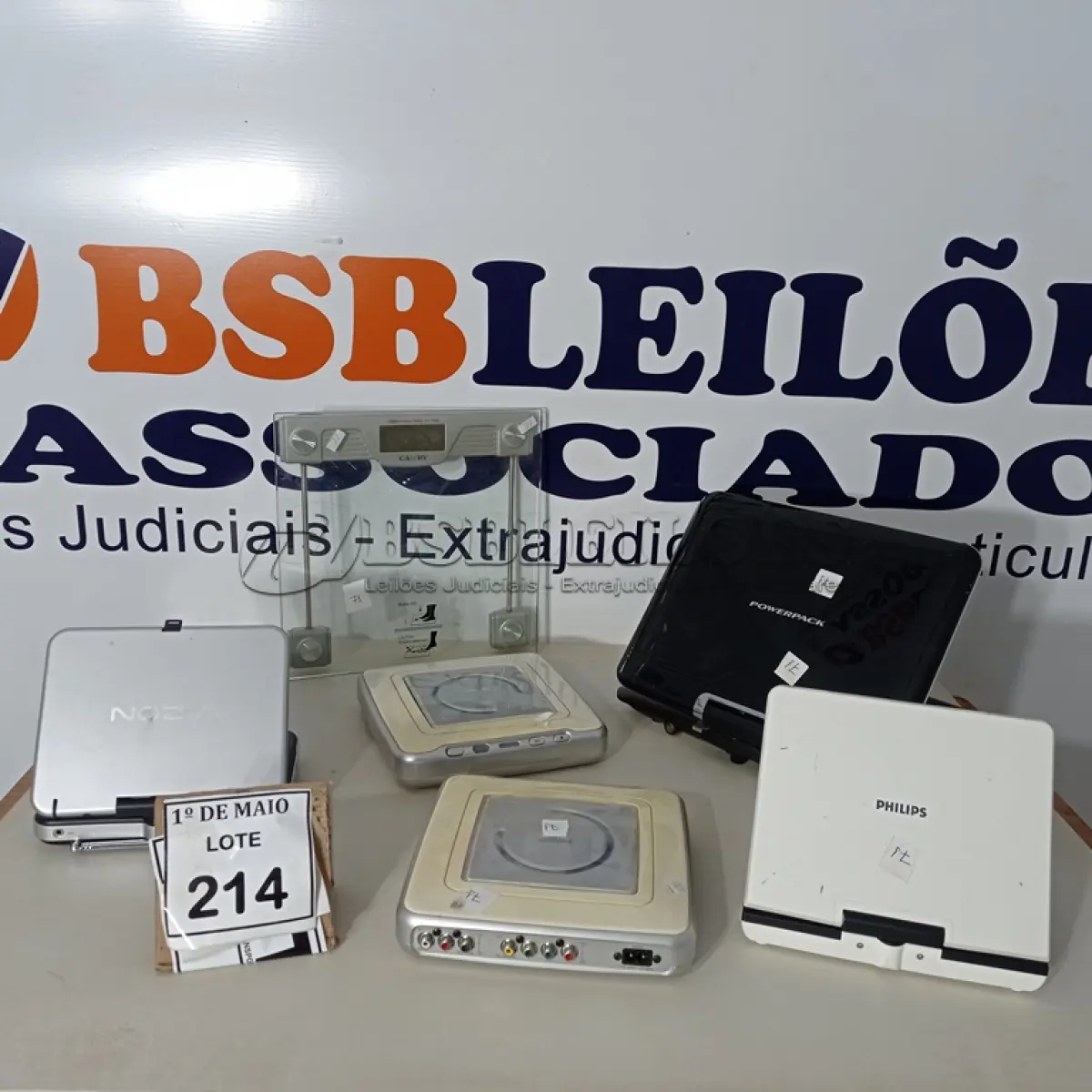 LOTE 214 - 01 BALANÇA E 05 DVDS PORTÁTEIS. (NO ESTADO) ATENÇÃO! FAZER A VISITAÇÃO ANTES DE ARREMATAR, NÃO SABEMOS SE FUNCIONA. LEILÃO NÃO TEM GARANTIA E NEM DEVOLUÇÃO, SUJEITO A POSSÍVEIS AVARIAS VISÍVEIS/OCULTAS E/OU AUSÊNCIA DE COMPONENTES.