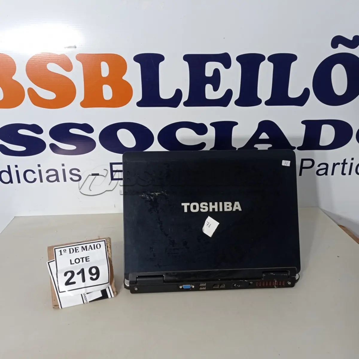 LOTE 219 - 01 NOTEBOOK MARCA TOSHIBA SEM FONTE. (NO ESTADO) ATENÇÃO! FAZER A VISITAÇÃO ANTES DE ARREMATAR, NÃO SABEMOS SE FUNCIONA. LEILÃO NÃO TEM GARANTIA E NEM DEVOLUÇÃO, SUJEITO A POSSÍVEIS AVARIAS VISÍVEIS/OCULTAS E/OU AUSÊNCIA DE COMPONENTES.