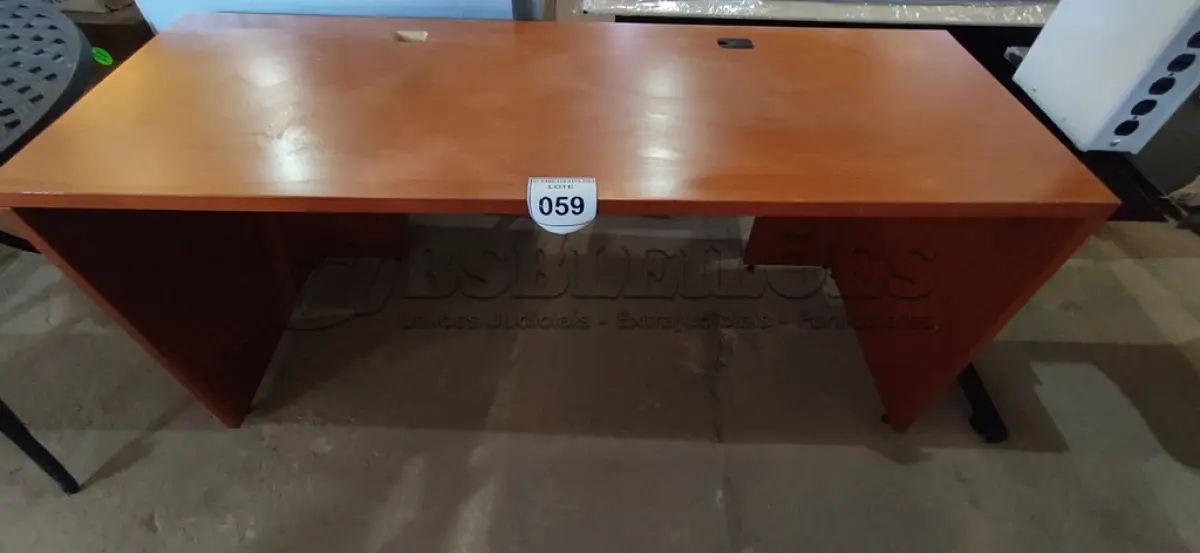 LOTE 059 - 01 MESA DE ESCRITÓRIO MARROM MODULAR. (NO ESTADO EM QUE SE ENCONTRA. SUJEITO A AVARIAS OCULTAS/VISÍVEIS.)