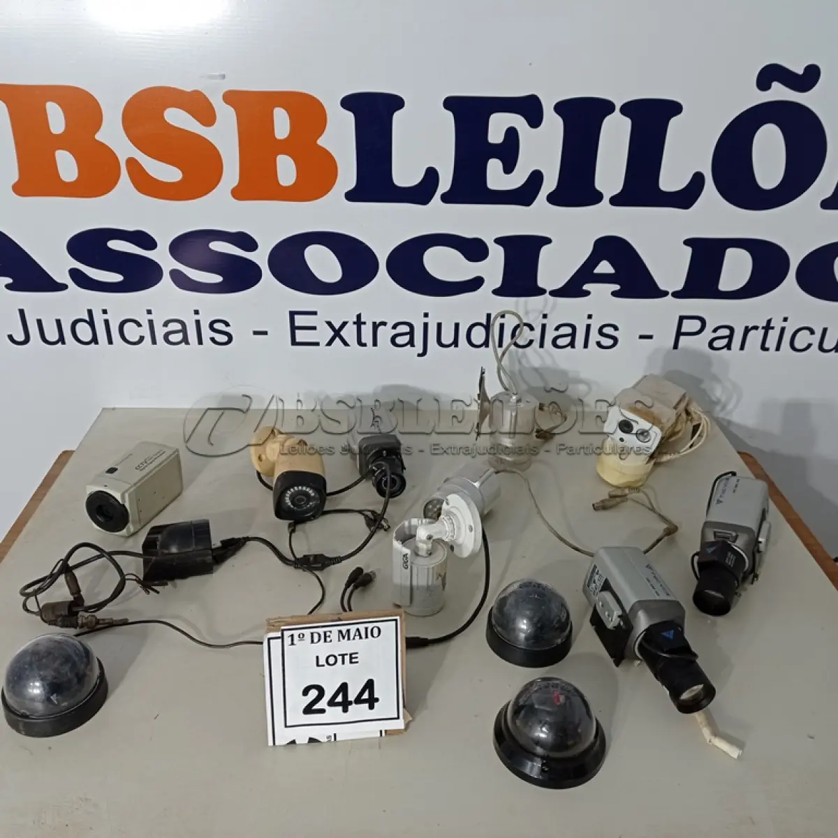 LOTE 244 - 01 LOTE C/VÁRIAS CÂMERAS DE SEGURANÇA MARCAS E MODELOS DIVERSOS. (NO ESTADO) ATENÇÃO! FAZER A VISITAÇÃO ANTES DE ARREMATAR, NÃO SABEMOS SE FUNCIONA. LEILÃO NÃO TEM GARANTIA E NEM DEVOLUÇÃO, SUJEITO A POSSÍVEIS AVARIAS VISÍVEIS/OCULTAS E/OU AUSÊNCIA DE COMPONENTES.