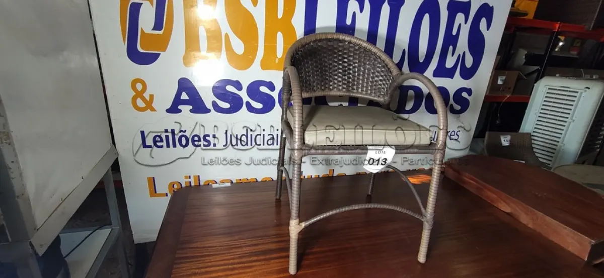 LOTE 013 - 01 CADEIRA DE JARDIM.  (NO ESTADO EM QUE SE ENCONTRA. SUJEITO A AVARIAS OCULTAS/VISÍVEIS.)  AV9974V