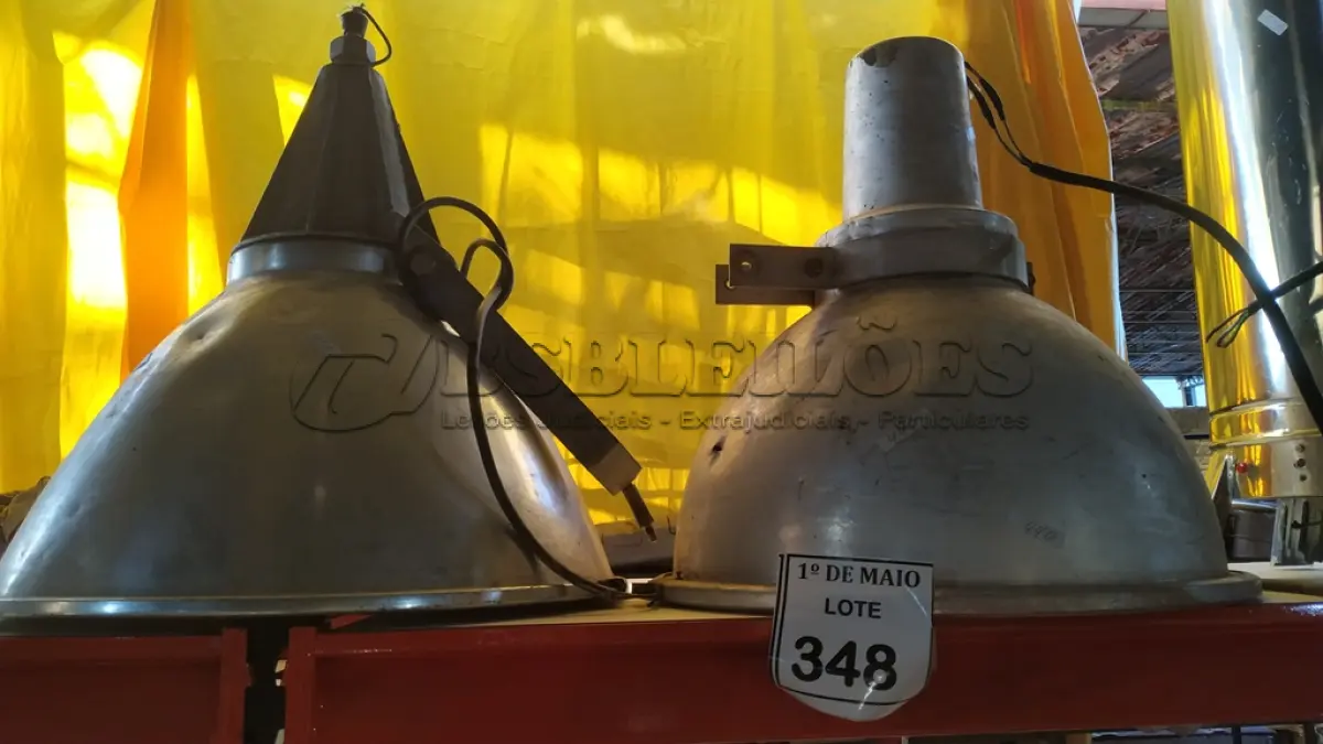 LOTE 348 - 02 LUMINÁRIAS PARA GALPÃO.  (NO ESTADO) ATENÇÃO! FAZER A VISITAÇÃO ANTES DE ARREMATAR, NÃO SABEMOS SE FUNCIONA. LEILÃO NÃO TEM GARANTIA E NEM DEVOLUÇÃO, SUJEITO A POSSÍVEIS AVARIAS VISÍVEIS/OCULTAS E/OU AUSÊNCIA DE COMPONENTES.