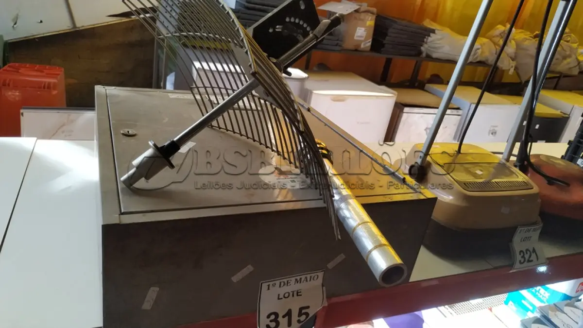 LOTE 315 - 01 QUADRO ELÉTRICO E 01 ANTENA VIA A RÁDIO.  (NO ESTADO) ATENÇÃO! FAZER A VISITAÇÃO ANTES DE ARREMATAR, NÃO SABEMOS SE FUNCIONA. LEILÃO NÃO TEM GARANTIA E NEM DEVOLUÇÃO, SUJEITO A POSSÍVEIS AVARIAS VISÍVEIS/OCULTAS E/OU AUSÊNCIA DE COMPONENTES.
