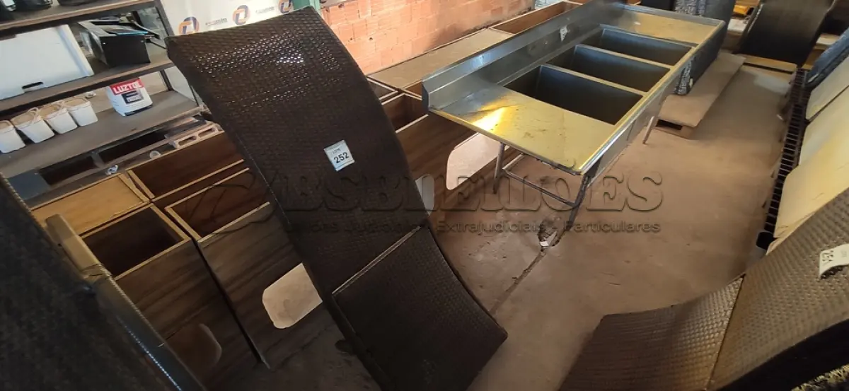 LOTE 252 - 01 CADEIRA DE JARDIM (ESPREGUIÇADEIRA). (NO ESTADO EM QUE SE ENCONTRA. SUJEITO A AVARIAS OCULTAS/VISÍVEIS.)  BH1589G