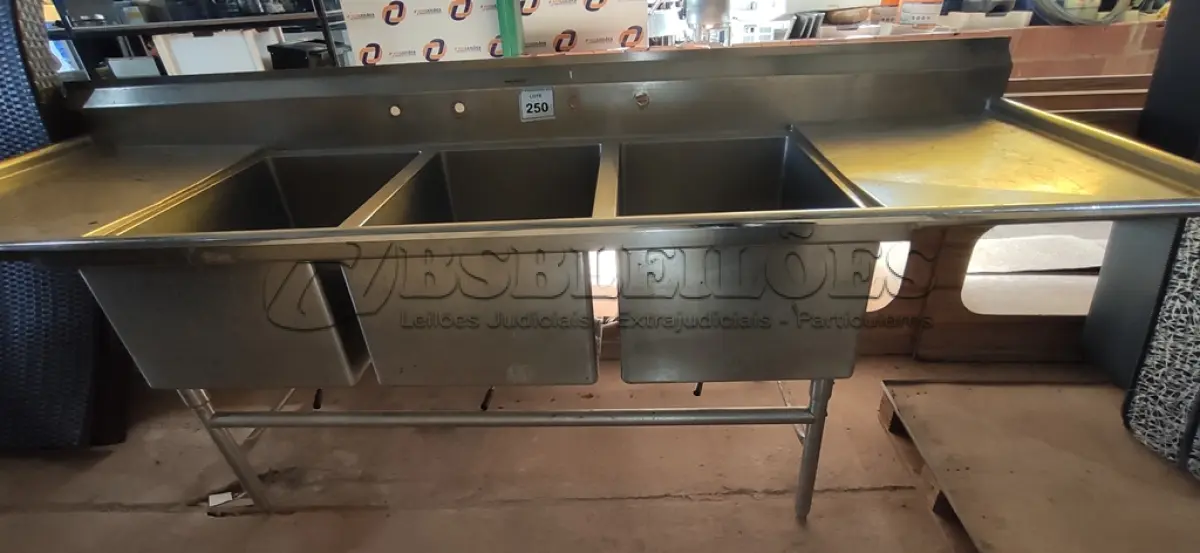 LOTE 250 - 01 PIA INDUSTRIAL EM INOX.  (NO ESTADO EM QUE SE ENCONTRA. SUJEITO A AVARIAS OCULTAS/VISÍVEIS.) AV9454G
