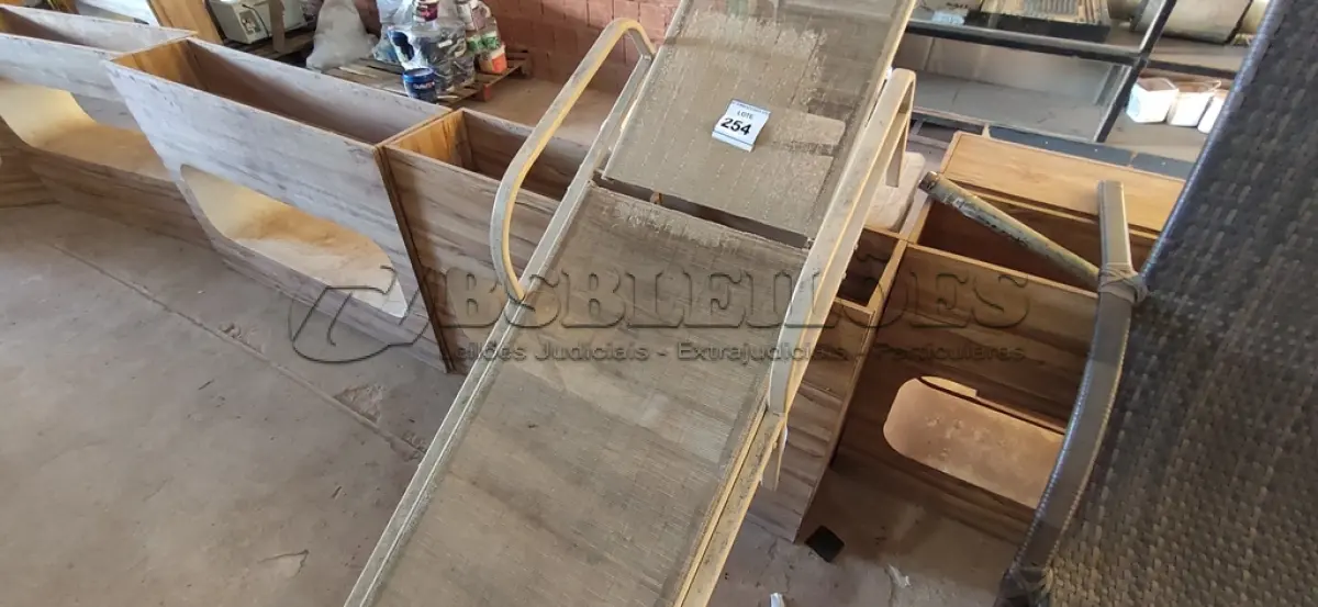 LOTE 254 - 01 CADEIRA DE JARDIM (ESPREGUIÇADEIRA). (NO ESTADO EM QUE SE ENCONTRA. SUJEITO A AVARIAS OCULTAS/VISÍVEIS.) AV9429C