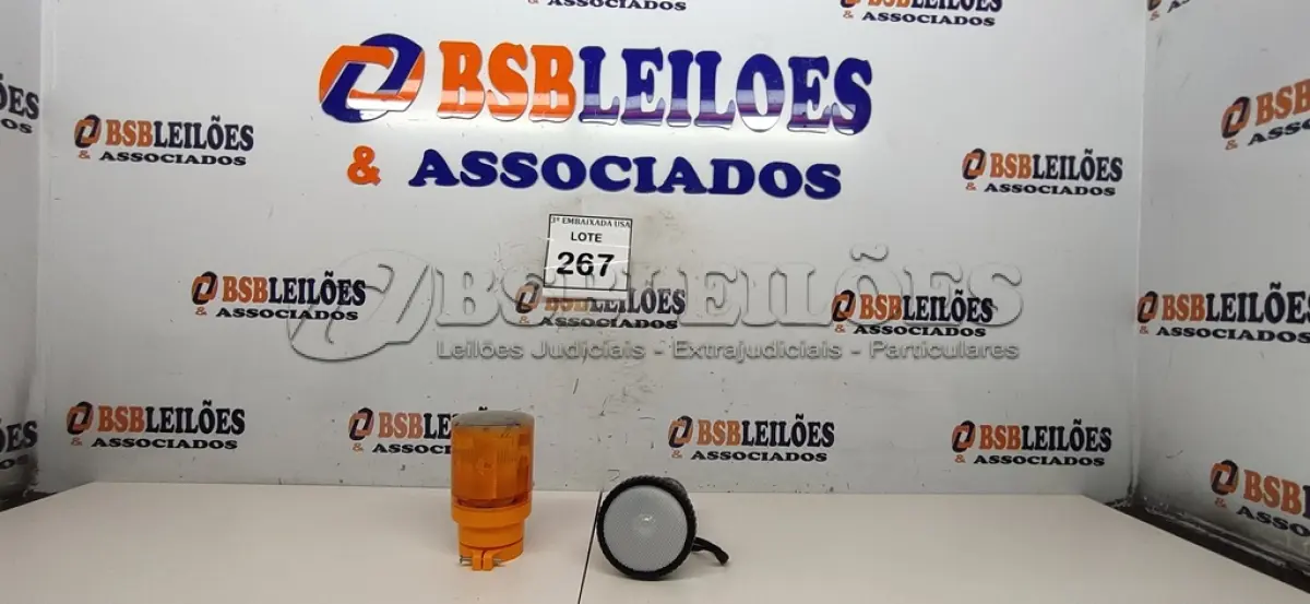 LOTE 267 - 01 MEGAFONE PEQUENO CINZA E 01 SINALIZADOR PARA CONE. (NO ESTADO EM QUE SE ENCONTRA. SUJEITO A AVARIAS OCULTAS/VISÍVEIS.)