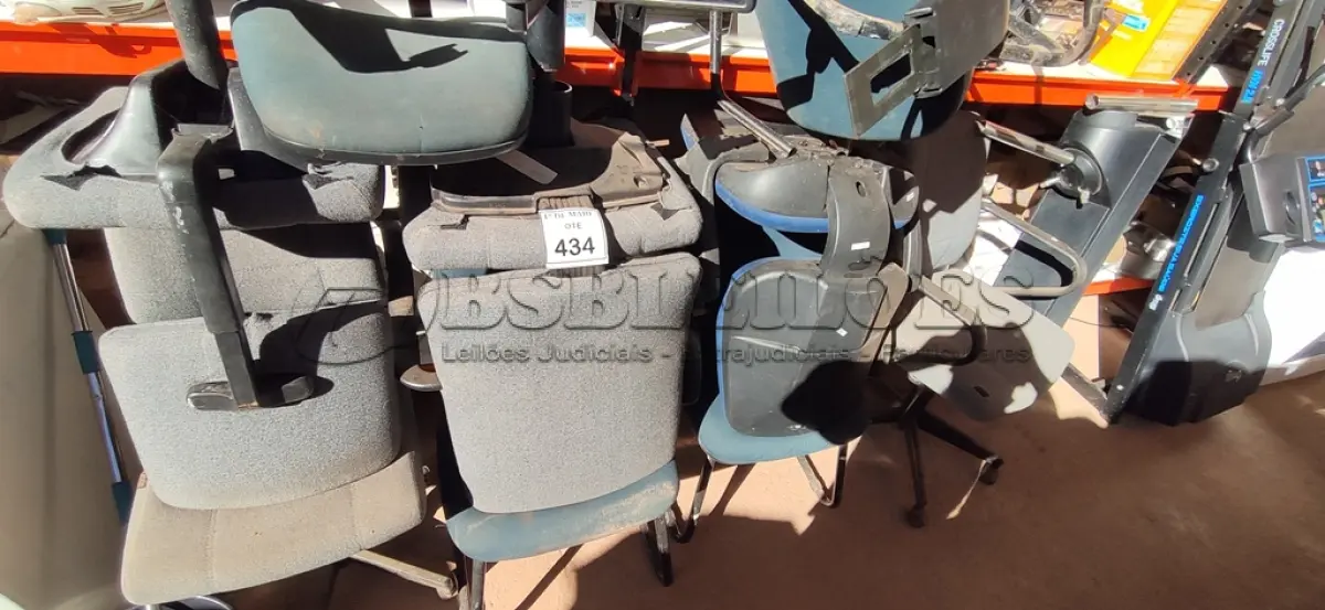 LOTE 434 - 07 CADEIRAS PARA ESCRITÓRIO GIRATÓRIAS E PÉS FIXOS. (NO ESTADO) ATENÇÃO! FAZER A VISITAÇÃO ANTES DE ARREMATAR, NÃO SABEMOS SE FUNCIONA. LEILÃO NÃO TEM GARANTIA E NEM DEVOLUÇÃO, SUJEITO A POSSÍVEIS AVARIAS VISÍVEIS/OCULTAS E/OU AUSÊNCIA DE COMPONENTES.