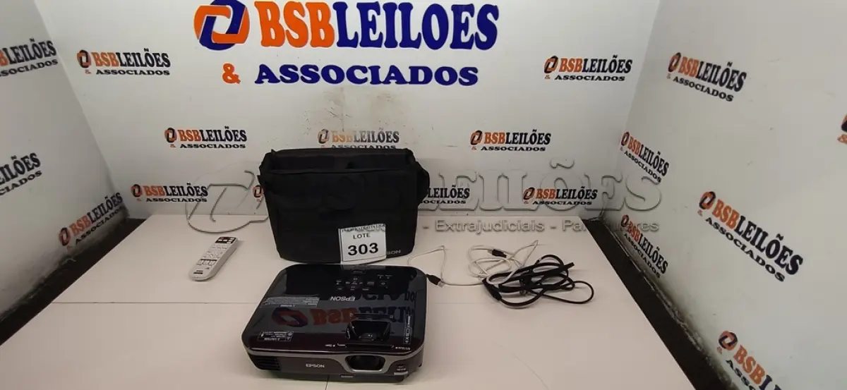 LOTE 303 - 01 EPSON PROJECTOR COM BOLSA E CONTROLE. (NO ESTADO EM QUE SE ENCONTRA. SUJEITO A AVARIAS OCULTAS/VISÍVEIS.) AV9448J