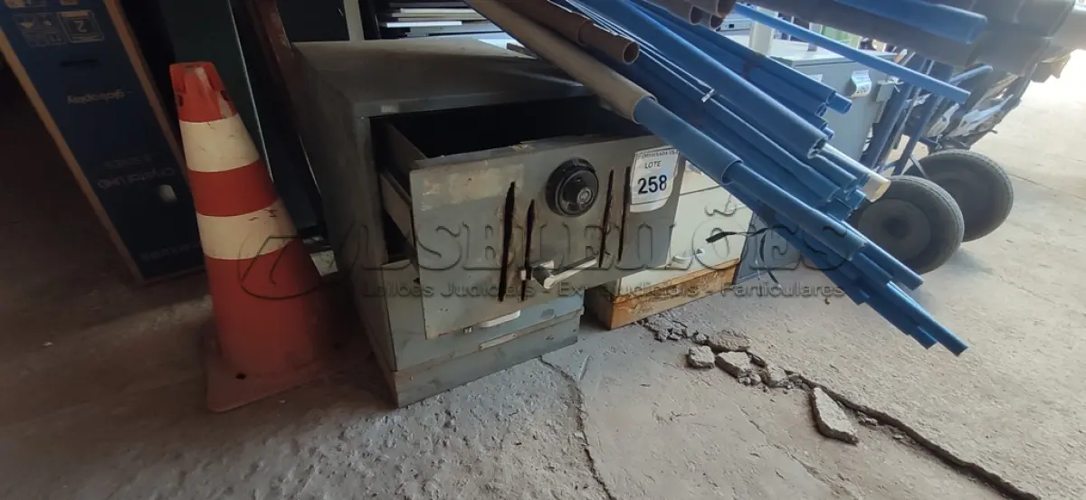 LOTE 258 - 01 COFRE. (NO ESTADO EM QUE SE ENCONTRA. SUJEITO A AVARIAS OCULTAS/VISÍVEIS.) AV9605V