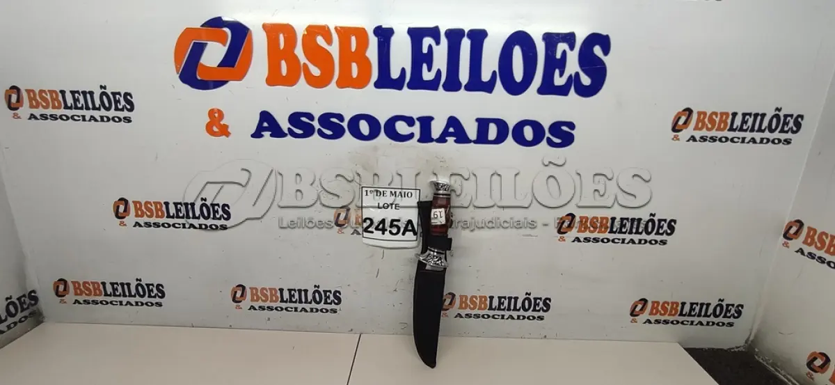 LOTE 245 - 01 FACA IMPORTADA AÇO INOXIDÁVEL CABO EM MADEIRA COM GUARDA E POMO EM ALUMÍNIO FULL TANG BAINHA DE NYLON TAMANHO TOTAL 30CM PESO 265G JÁ AFIADA   (NOVO) (NO ESTADO) ATENÇÃO! FAZER A VISITAÇÃO ANTES DE ARREMATAR, NÃO SABEMOS SE FUNCIONA. LEILÃO NÃO TEM GARANTIA E NEM DEVOLUÇÃO, SUJEITO A POSSÍVEIS AVARIAS VISÍVEIS/OCULTAS E/OU AUSÊNCIA DE COMPONENTES.