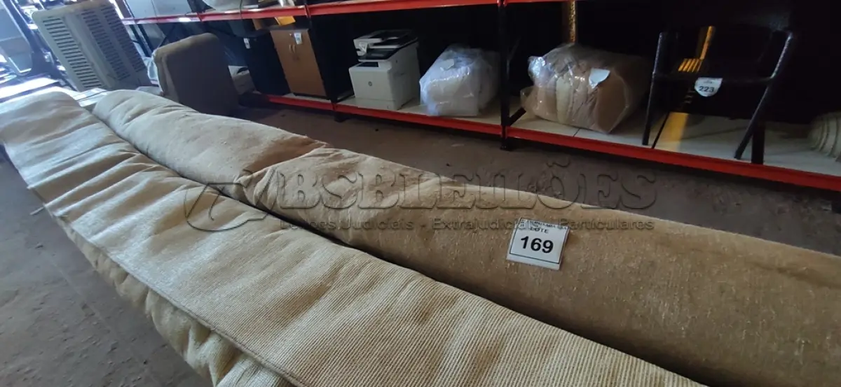 LOTE 169 - 01 TAPETE. (NO ESTADO EM QUE SE ENCONTRA. SUJEITO A AVARIAS OCULTAS/VISÍVEIS.) AU2179J