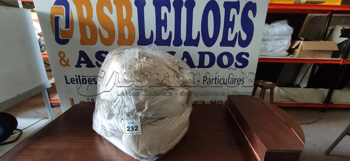 LOTE 232 - 10 COLCHAS DE CAMA DE CASAL. (NO ESTADO EM QUE SE ENCONTRA. SUJEITO A AVARIAS OCULTAS/VISÍVEIS.)