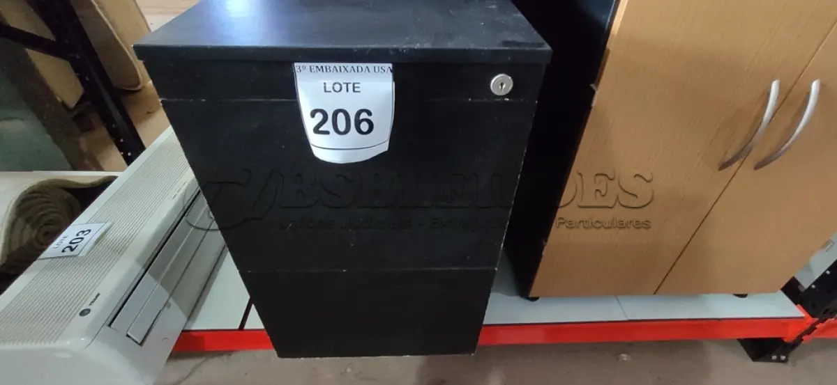 LOTE 206 - 01 GAVETEIRO PRETO COM 02 GAVETAS. (NO ESTADO EM QUE SE ENCONTRA. SUJEITO A AVARIAS OCULTAS/VISÍVEIS.)