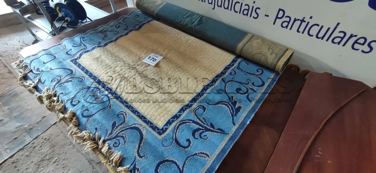 LOTE 170 - 01 TAPETE AZUL. (NO ESTADO EM QUE SE ENCONTRA. SUJEITO A AVARIAS OCULTAS/VISÍVEIS.)BH1434E