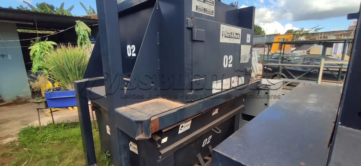 LOTE 262 - 01 COMPACTADORA. (NO ESTADO EM QUE SE ENCONTRA. SUJEITO A AVARIAS OCULTAS/VISÍVEIS.) AV9430K
