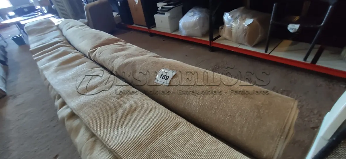 LOTE 169 - 01 TAPETE. (NO ESTADO EM QUE SE ENCONTRA. SUJEITO A AVARIAS OCULTAS/VISÍVEIS.) AU2179J