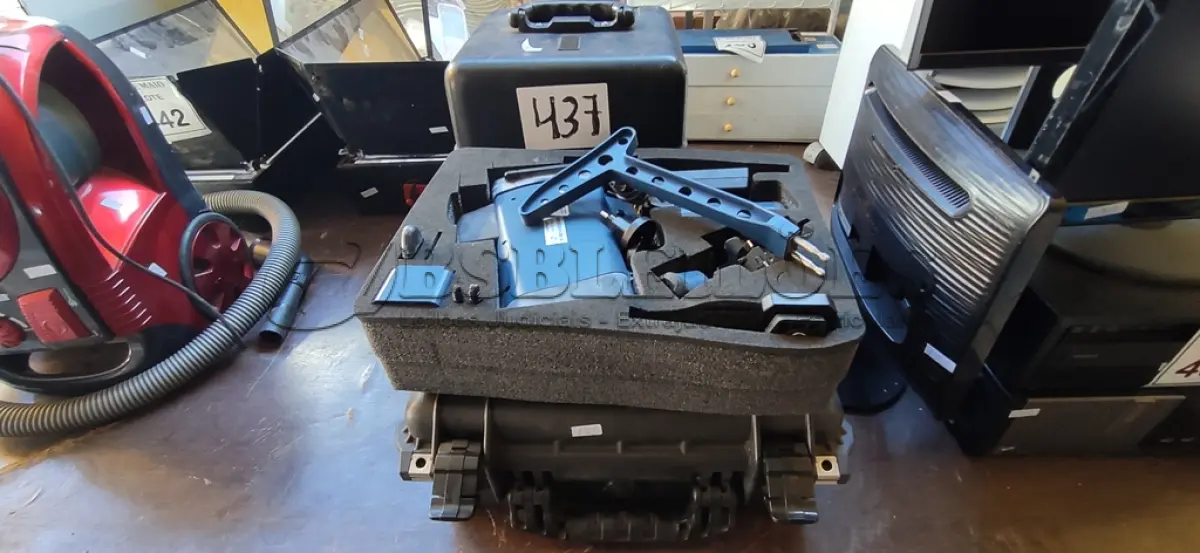 LOTE 437 - 01 KIT RADAR MÓVEL MARCA LASER TECH. (NO ESTADO) ATENÇÃO! FAZER A VISITAÇÃO ANTES DE ARREMATAR, NÃO SABEMOS SE FUNCIONA. LEILÃO NÃO TEM GARANTIA E NEM DEVOLUÇÃO, SUJEITO A POSSÍVEIS AVARIAS VISÍVEIS/OCULTAS E/OU AUSÊNCIA DE COMPONENTES.