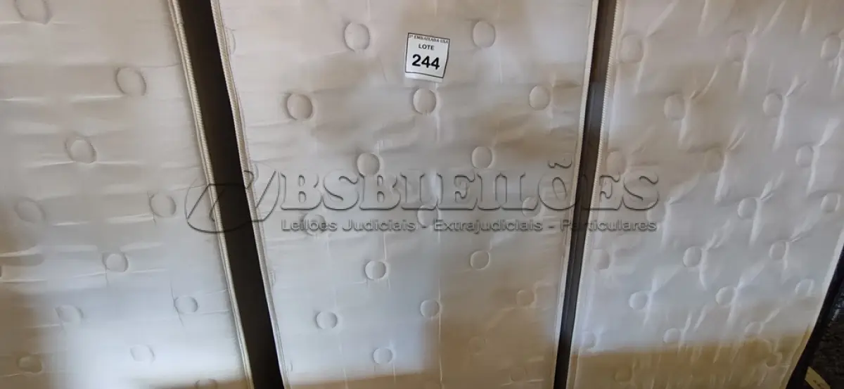 LOTE 244 - 01 COLCHÃO DE SOLTEIRO COM BASE (MATRESS TWIN). (NO ESTADO EM QUE SE ENCONTRA. SUJEITO A AVARIAS OCULTAS/VISÍVEIS.) BJ7461F