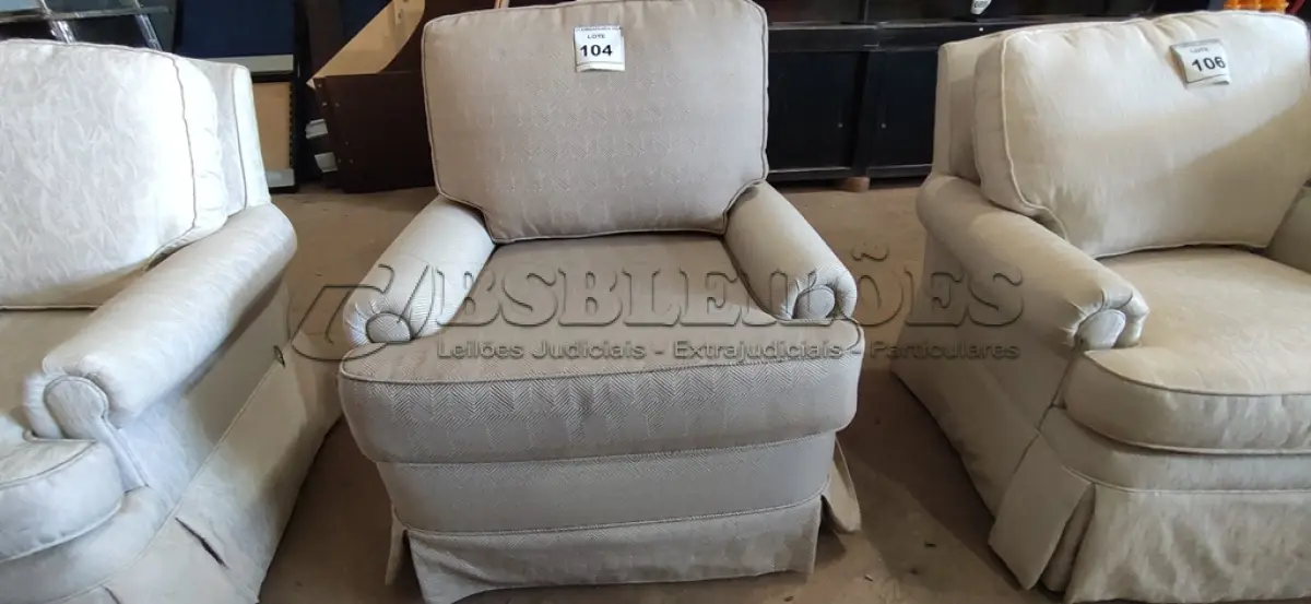 LOTE 104 - 01 POLTRONA.  NO ESTADO EM QUE SE ENCONTRA. SUJEITO A AVARIAS OCULTAS/VISÍVEIS.) AE7732W