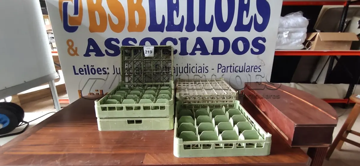 LOTE 219 - 05 BANDEJAS PARA LAVA LOUÇAS INDUSTRIAIS. (NO ESTADO EM QUE SE ENCONTRA. SUJEITO A AVARIAS OCULTAS/VISÍVEIS.)