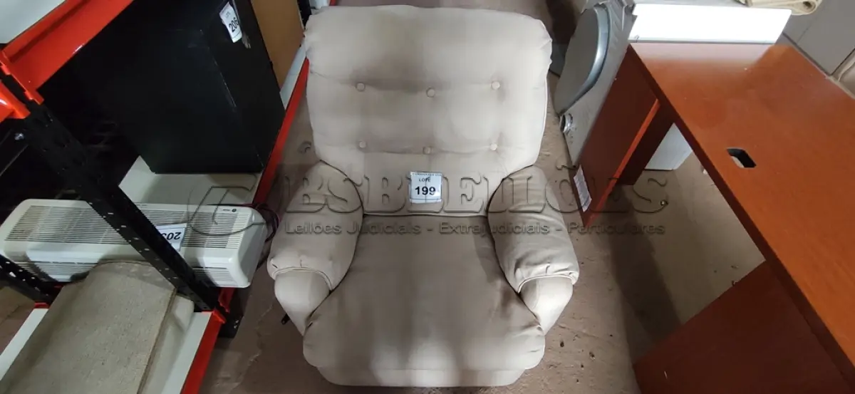 LOTE 199 - 01 RECLINER. (NO ESTADO EM QUE SE ENCONTRA. SUJEITO A AVARIAS OCULTAS/VISÍVEIS.) AV9500F