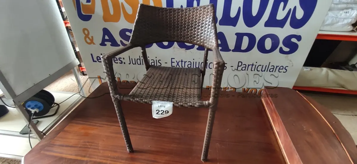 LOTE 229 - 01 CADEIRA DE JARDIM. (NO ESTADO EM QUE SE ENCONTRA. SUJEITO A AVARIAS OCULTAS/VISÍVEIS.) BH1551S