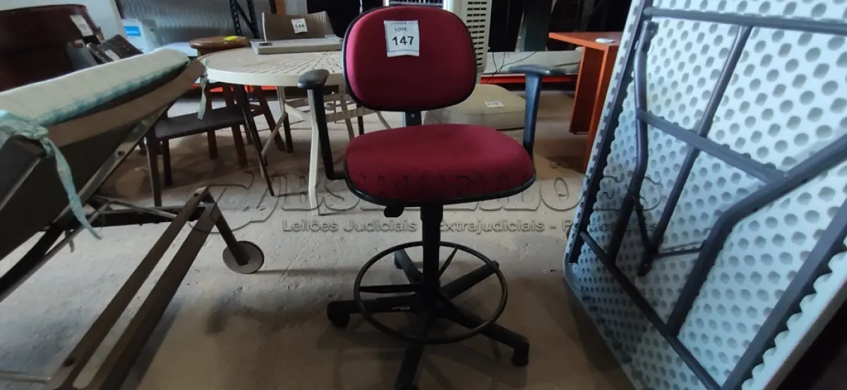 LOTE 147 - 01 CADEIRA DE ESCRITÓRIO. (NO ESTADO EM QUE SE ENCONTRA. SUJEITO A AVARIAS OCULTAS/VISÍVEIS.) 48374