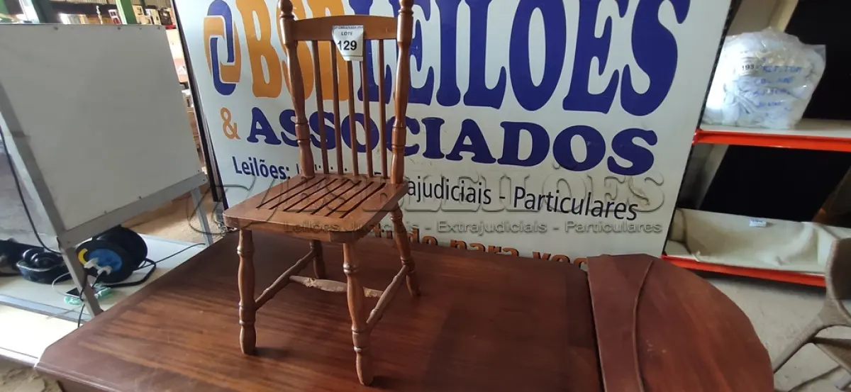 LOTE 129 - 01 CADEIRA DE COZINHA. (NO ESTADO EM QUE SE ENCONTRA. SUJEITO A AVARIAS OCULTAS/VISÍVEIS.) AU2314P