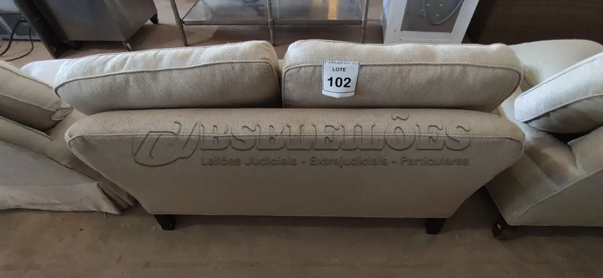 LOTE 102 - 01 SOFÁ 2 LUGARES. (NO ESTADO EM QUE SE ENCONTRA. SUJEITO A AVARIAS OCULTAS/VISÍVEIS.) AV9581C