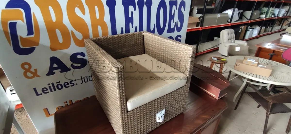 LOTE 210 - 01 POLTRONA DE JARDIM. (NO ESTADO EM QUE SE ENCONTRA. SUJEITO A AVARIAS OCULTAS/VISÍVEIS.) BH1539Y