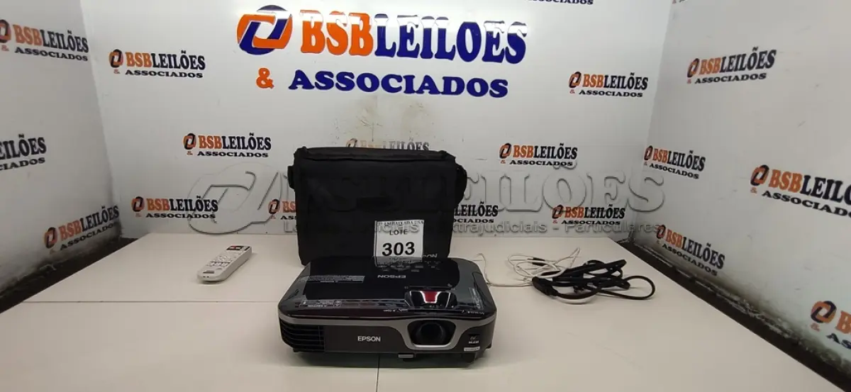 LOTE 303 - 01 EPSON PROJECTOR COM BOLSA E CONTROLE. (NO ESTADO EM QUE SE ENCONTRA. SUJEITO A AVARIAS OCULTAS/VISÍVEIS.) AV9448J