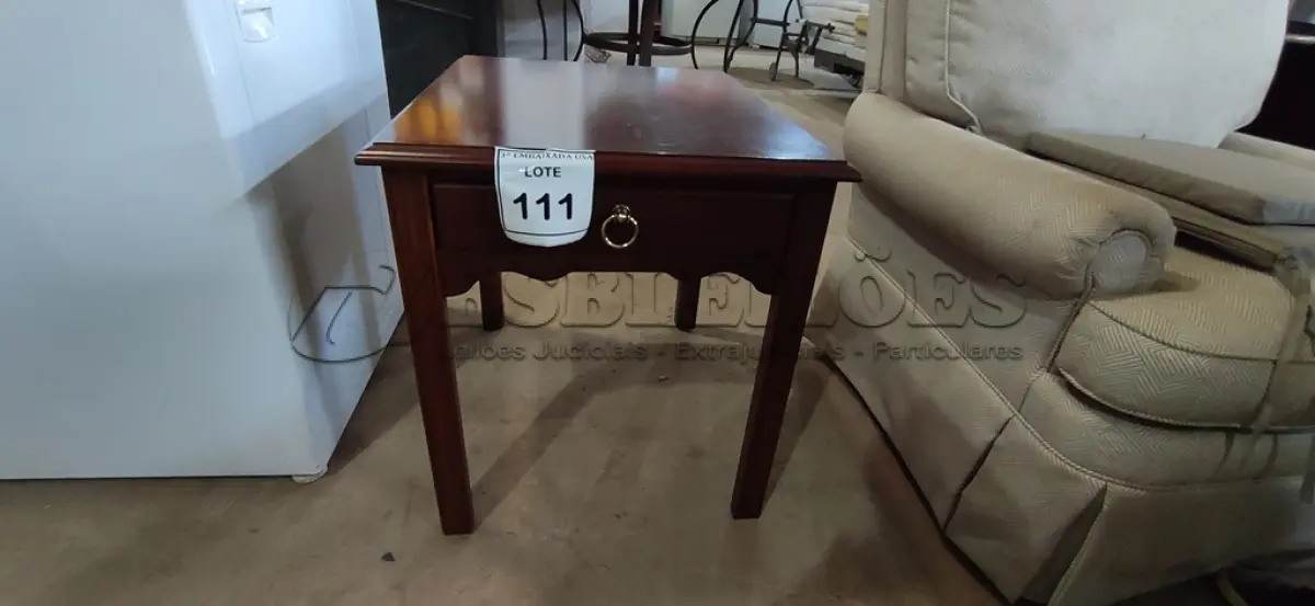 LOTE 111 - 01 MESINHA EM MADEIRA COM GAVETA. (NO ESTADO EM QUE SE ENCONTRA. SUJEITO A AVARIAS OCULTAS/VISÍVEIS.)  AV9850W