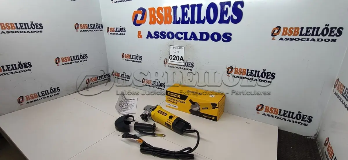 LOTE 020 - 01 ESMERILHADEIRA ANGULAR 220V 710W ACESSÓRIOS 1CHAVE 1PROTETOR 1MANOPLA  (NOVO) (NO ESTADO) ATENÇÃO! FAZER A VISITAÇÃO ANTES DE ARREMATAR, NÃO SABEMOS SE FUNCIONA. LEILÃO NÃO TEM GARANTIA E NEM DEVOLUÇÃO, SUJEITO A POSSÍVEIS AVARIAS VISÍVEIS/OCULTAS E/OU AUSÊNCIA DE COMPONENTES.