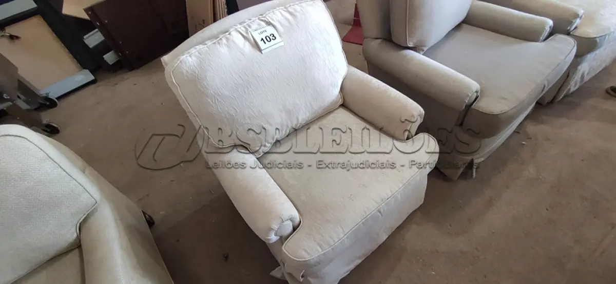 LOTE 103 - 01 POLTRONA. (NO ESTADO EM QUE SE ENCONTRA. SUJEITO A AVARIAS OCULTAS/VISÍVEIS.) AV9632J