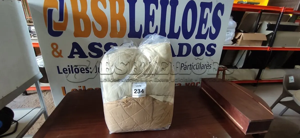 LOTE 234 - 01 LOTE COM COLCHAS DE CAMA DIVERSAS. (NO ESTADO EM QUE SE ENCONTRA. SUJEITO A AVARIAS OCULTAS/VISÍVEIS.)